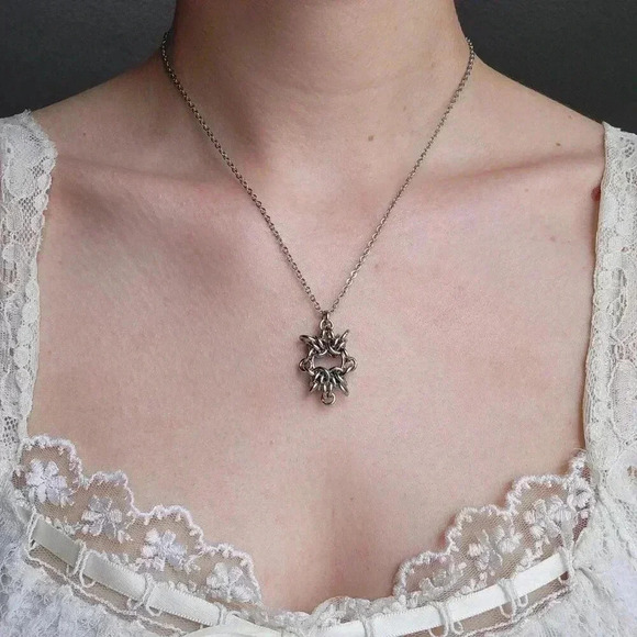 Gothic silver chainmaille circle pendant necklace with a small silver chain - Picture 4 of 8